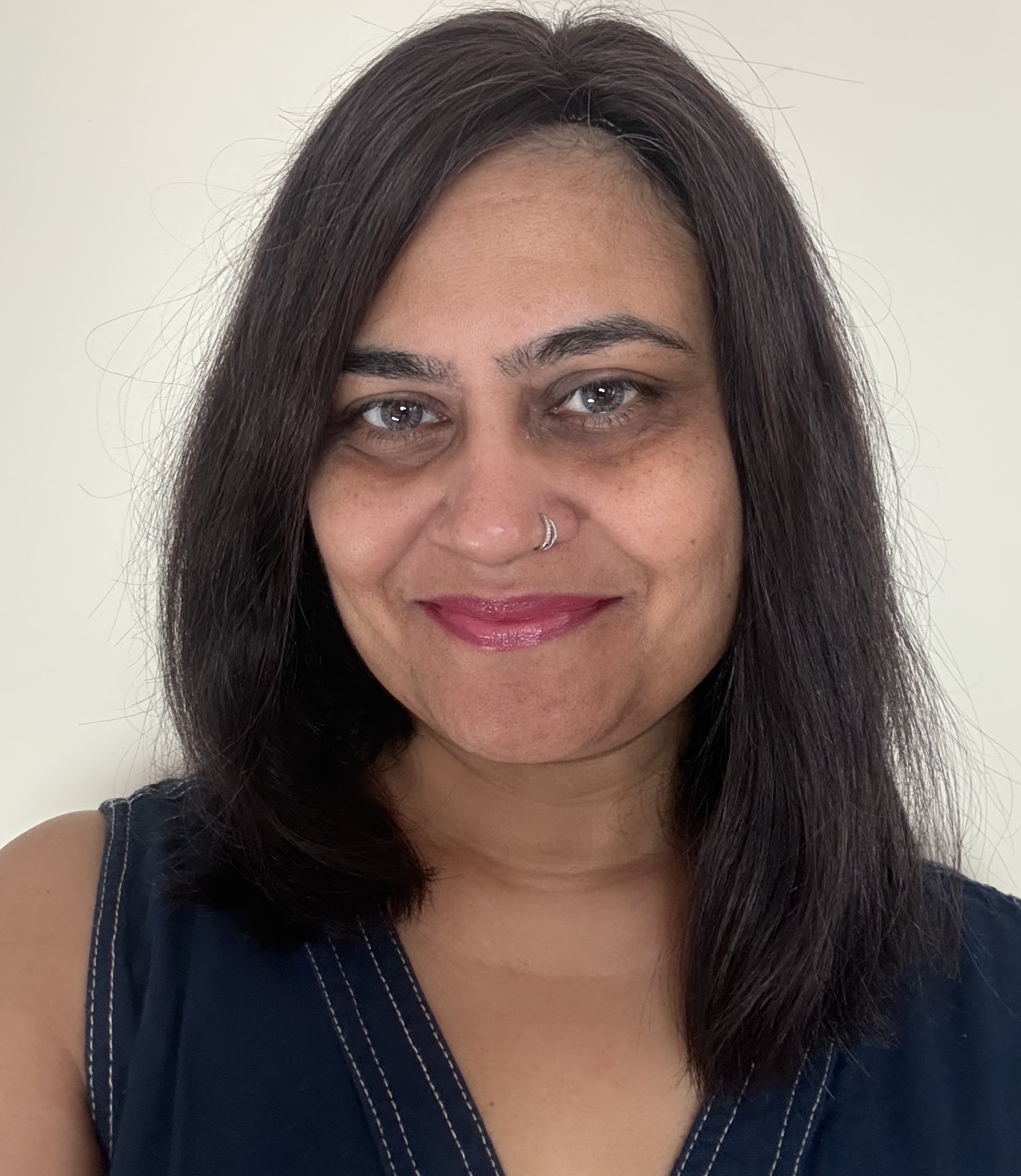 Devanshi Headshot v2